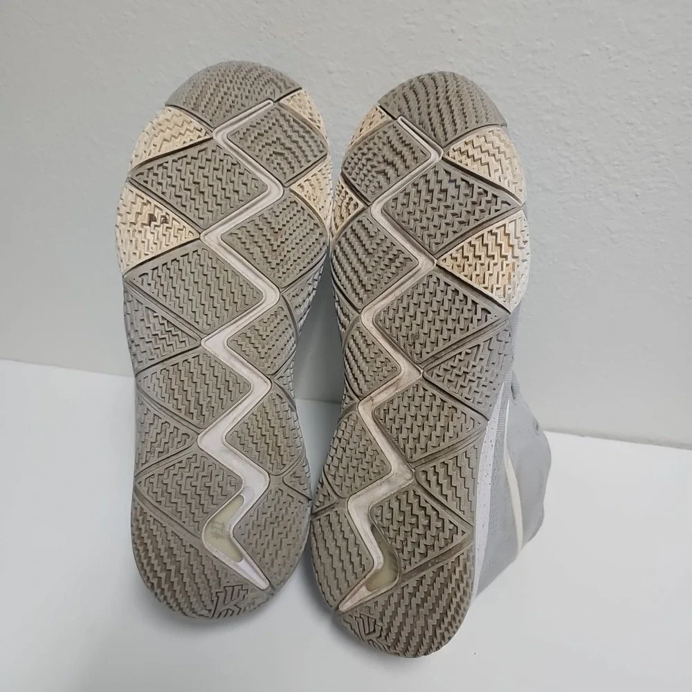 Nike Kyrie 4 Wolf Grey‎ And White Sneakers Men's Size 14 AV2296-002 Basketball